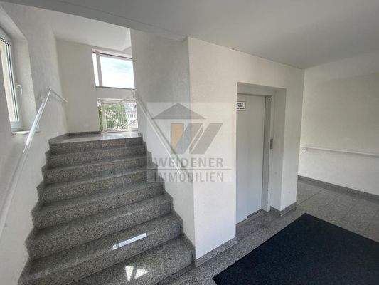 Treppenhaus + Fahrstuhl