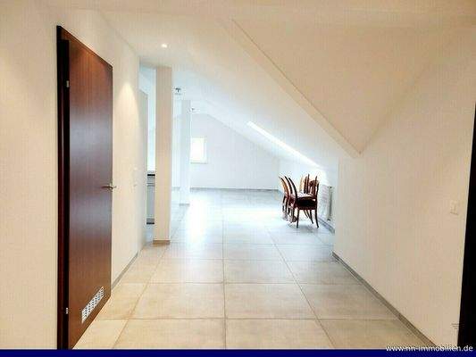 Heller Flurbereich mit grossformatigen Feinsteinzeugplatten