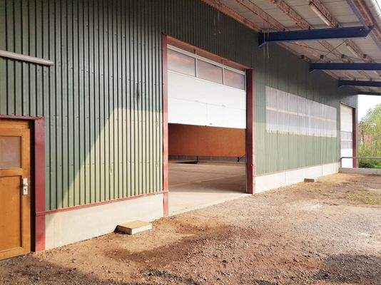 Die Außenansicht der Halle mit Schleppdach