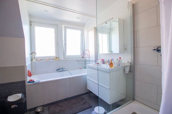 Helles, modernes Bad mit Wanne