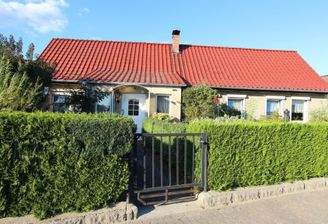 Vorderansicht Wohnhaus und Vorgarten