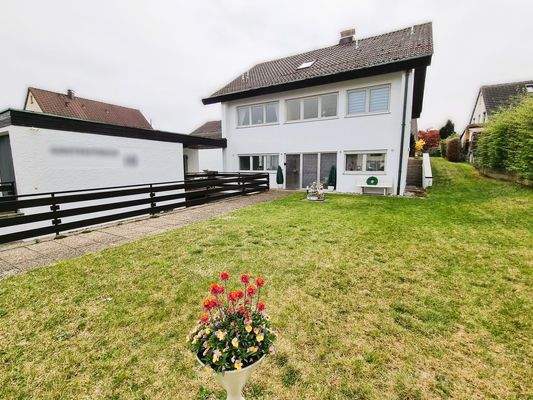 Nordansicht mit Vorgarten