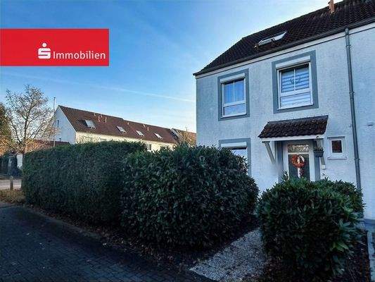 Vorderseite mit pflegeleichtem Garten und Hecke als Sichtschutz