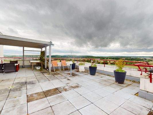 Großzügige Terrasse mit Blick auf den Gifizsee