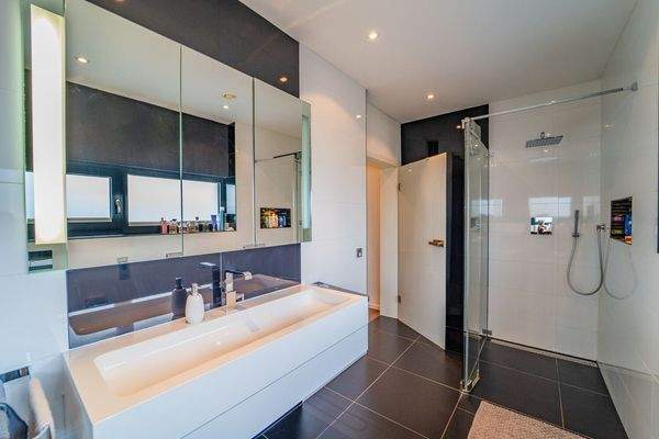 Helles Bad mit Wanne und Dusche 