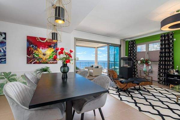 Heller Wohn-und Essbereich