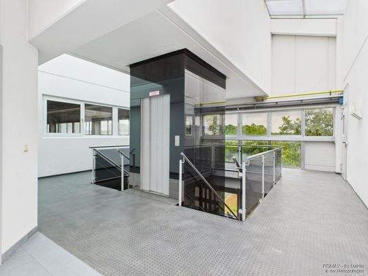 Aufzug Haupteingang / Foyer