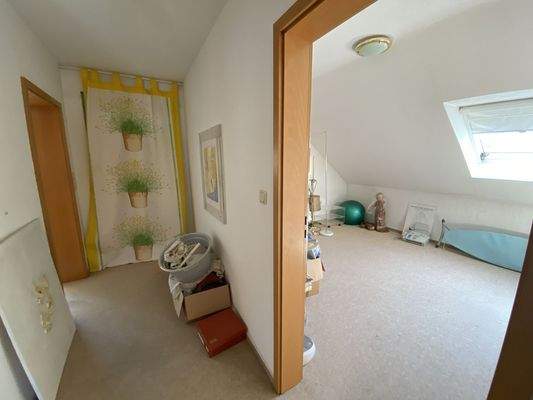 28) DG: Flur zu den jeweiligen 4 Schlafzimmern. 