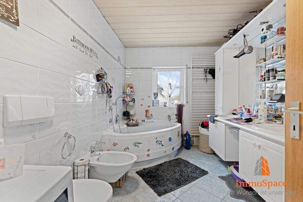 Tageslichtbadezimmer mit Badewanne