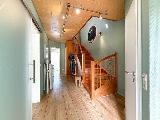 Massive Holztreppe in das 1. OG