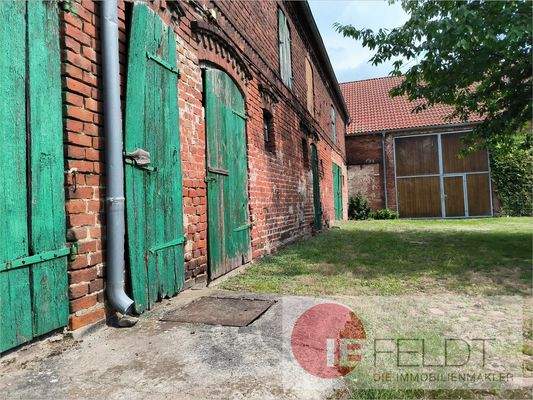 Stall mit Scheune im Hintergrund