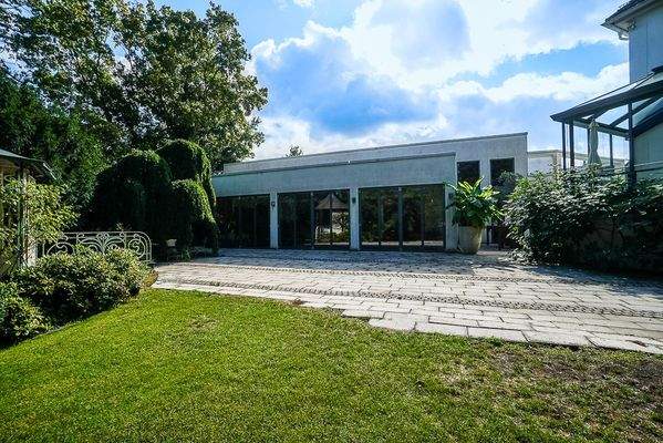 Terrasse vor der Villa und dem Nebengebäude / Loft