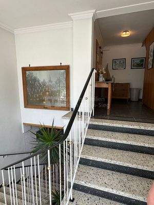 Treppe zu Saal und Zimmern