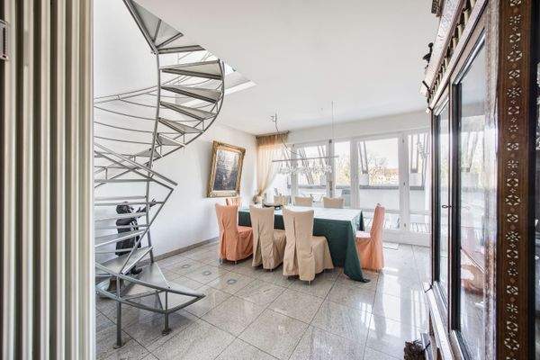 Essbereich mit Zugang zur Loggia und Burgblick