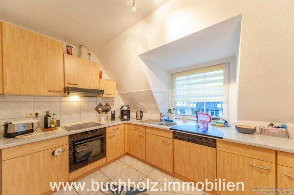 abgeschlossene Küche mit Einbaumöbeln-und geräten