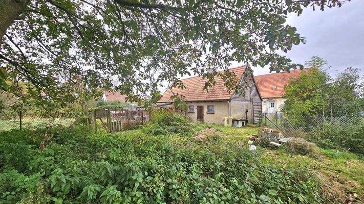 Gartenansicht mit Stall