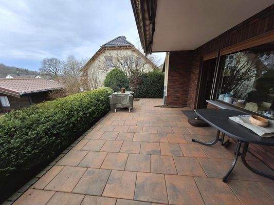 Terasse / Zugang von Kellerbar