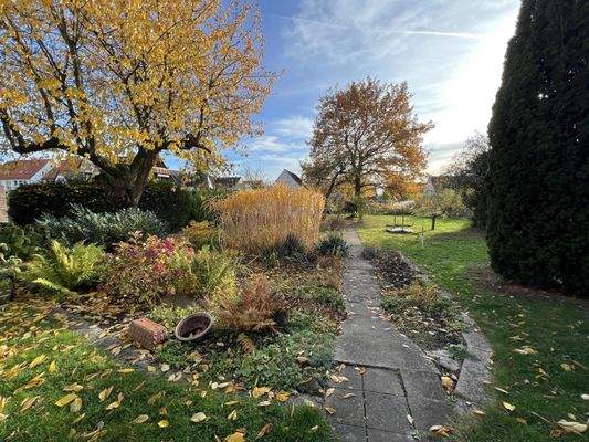 Blick von der Terrasse in den Garten