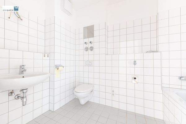 Badezimmer (ca. 4,80 qm) - mit Waschbecken, Badewanne, Toilette und Wa-Ma-Anschluss