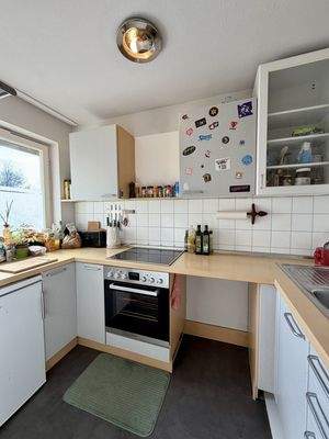 4. Separate Küche mit Fenster und funktionaler Auf