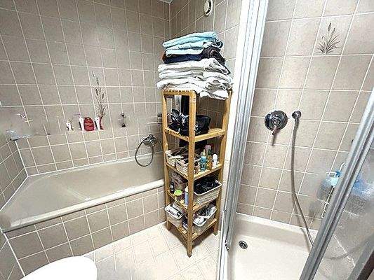 Bad mit Wanne u. Dusche