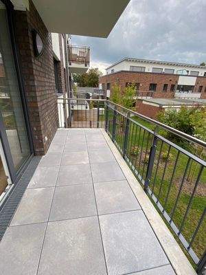 Moderner Balkon im 2. Stock