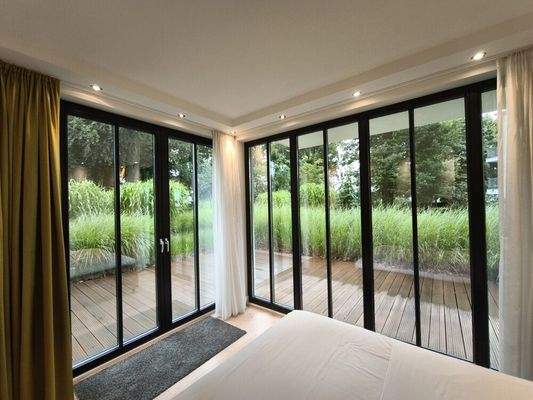 Schlafzimmer mit Eckterrasse und Blick in&#39;s Grüne 
