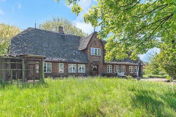 Nordansicht mit Vorgarten