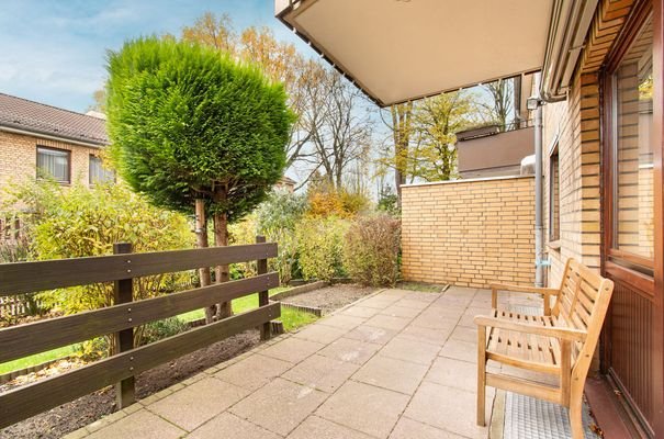 Einladende Terrasse mit Blick in den Garten