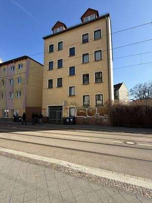 Blick auf das Mehrfamilienhaus
