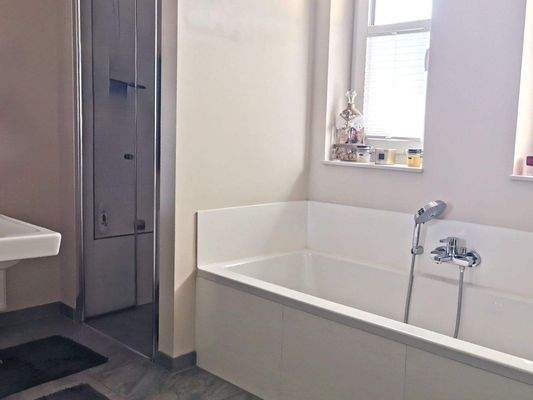 En- suite Elternbad mit großer Badewanne u.Dusche 