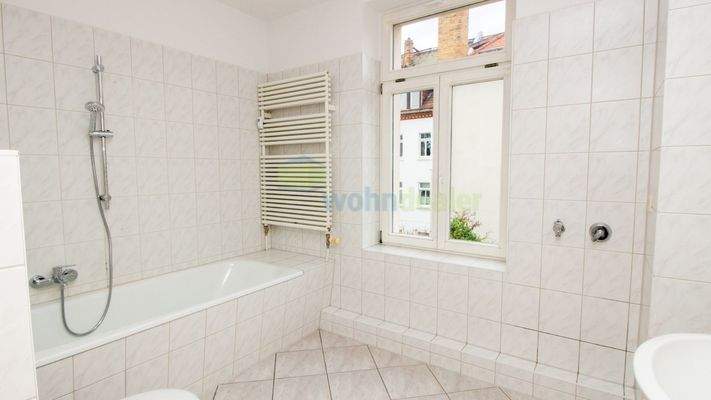 Tageslichtbad mit Wanne