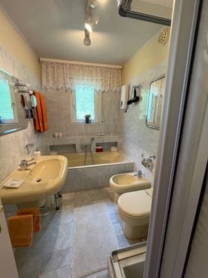 Bad mit Badewanne und Dusche