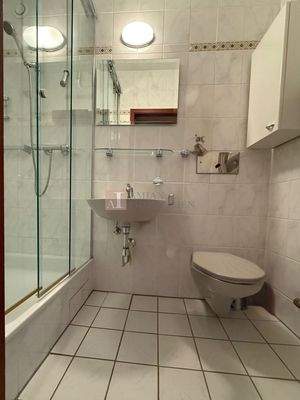 zweites Badezimmer mit Dusche