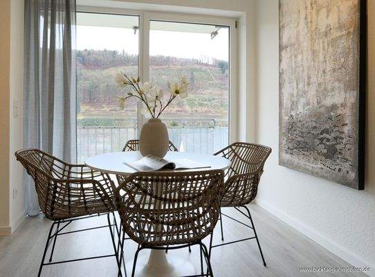 Essbereich mit Balkon und Fernblick