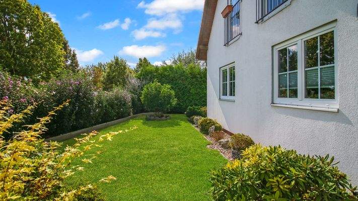 Gartenfläche vor dem Haus