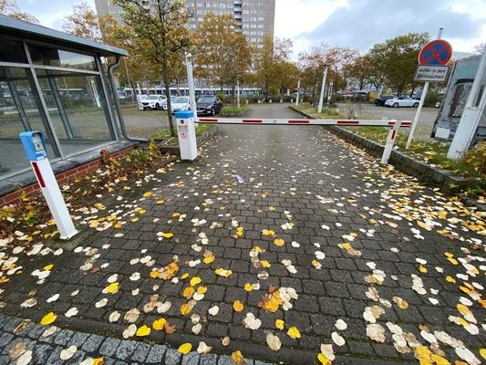 Einfahrt zum Parkplatzgelände