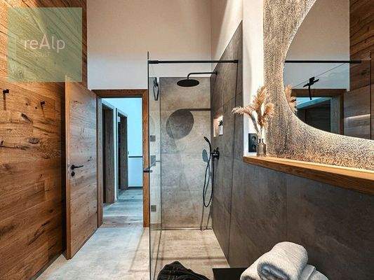 Zweites Badezimmer mit großem Duschbereich