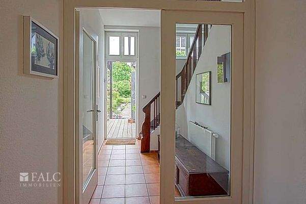 Flur mit Blick in den Garten