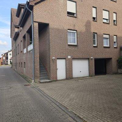 Hausansicht mit Hauseingang und Tiefgarageneinfahrt