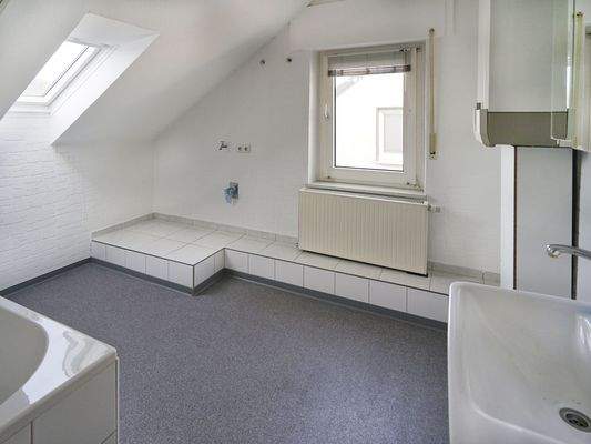 Bad mit Wanne, Fenstern und Waschmaschinenanschluss