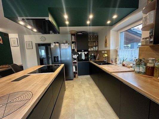 Moderne Küche mit Elektrogeräten