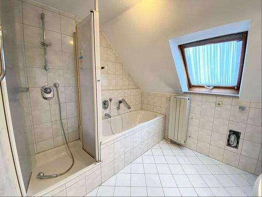 Dusche und Badewanne im Bad