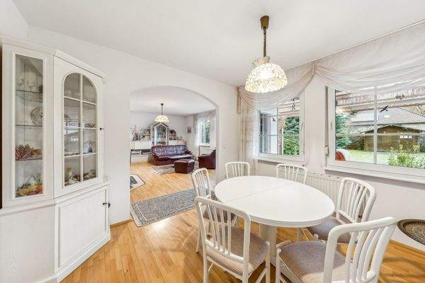 Essbereich mit Blickrichtung zum Wohnbereich