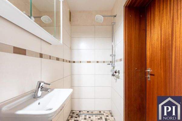 Modernisiertes Gäste WC mit bodengleicher Dusche