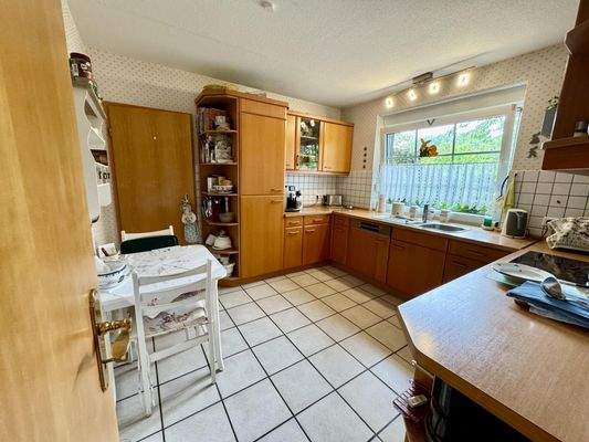 geflieste Küche mit Einbauküche