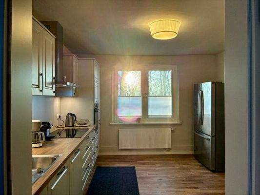 Küche mit Side-by-Side-Kühlschrank