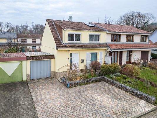 Doppelhaushälfte mit Garage