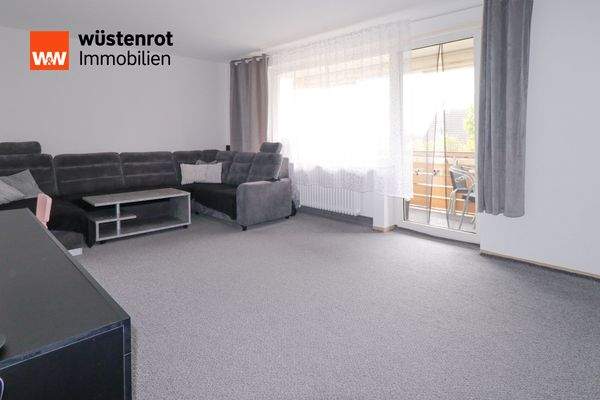 Wohnzimmer mit Zugang zum Balkon