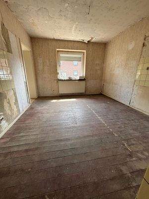 Esszimmer angrenzend an derzeitigem Bad. Neue Idee wäre dies als  Esszimmer mit dann angrenzender offener Küche nutzen 